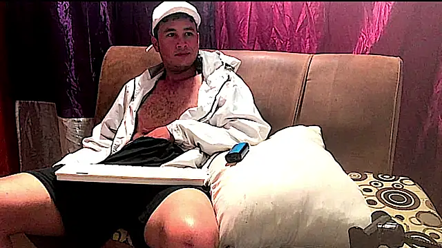 Snapshot of camilovaron chatting on February 7, 12:53 am camilovaron online show from February 7, 12:53 am