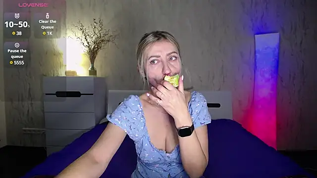 ZoeGrant online show from March 4, 1:34 am