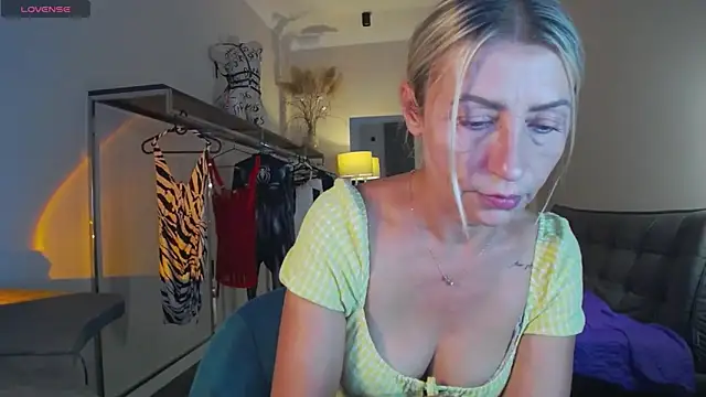 ZoeGrant online show from September 25, 7:39 pm