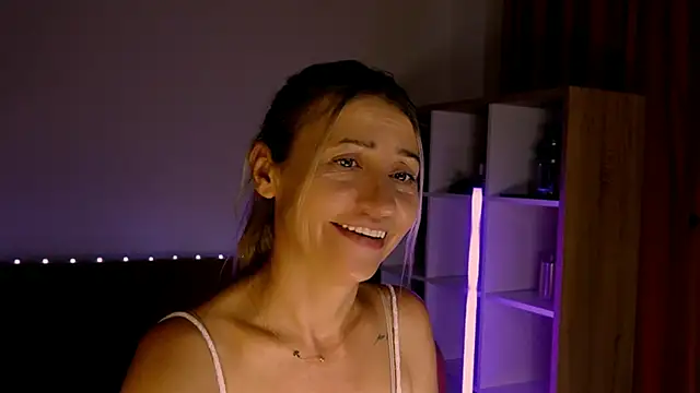 ZoeGrant online show from June 12, 6:18 pm