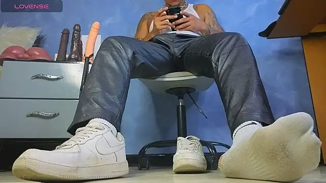 TomLover 12 online show from August 4, 4:20 pm