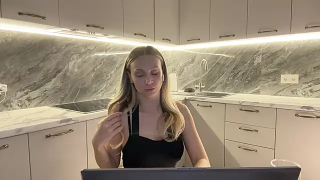 Alice Wonders online show from December 6, 10:19 pm