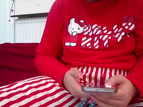 Snapshot of RealLittleRedRidingHood chatting on November 13, 9:52 am RealLittleRedRidingHood online show from November 13, 9:52 am