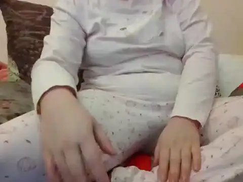 Snapshot of RealLittleRedRidingHood chatting on November 18, 5:39 pm RealLittleRedRidingHood online show from November 18, 5:39 pm