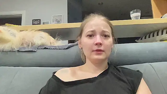 Snapshot of CharmingSarah chatting on April 8, 4:40 pm CharmingSarah online show from April 8, 4:40 pm