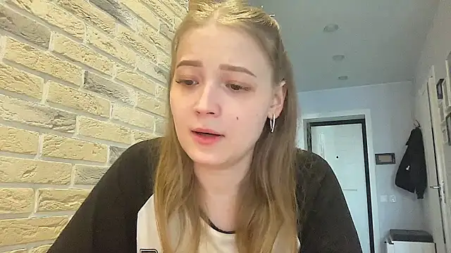 Snapshot of CharmingSarah chatting on April 17, 1:47 pm CharmingSarah online show from April 17, 1:47 pm