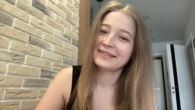 Snapshot of CharmingSarah chatting on April 25, 10:18 am CharmingSarah online show from April 25, 10:18 am