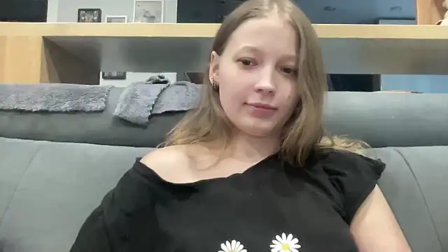 Snapshot of CharmingSarah chatting on June 18, 4:22 pm CharmingSarah online show from June 18, 4:22 pm