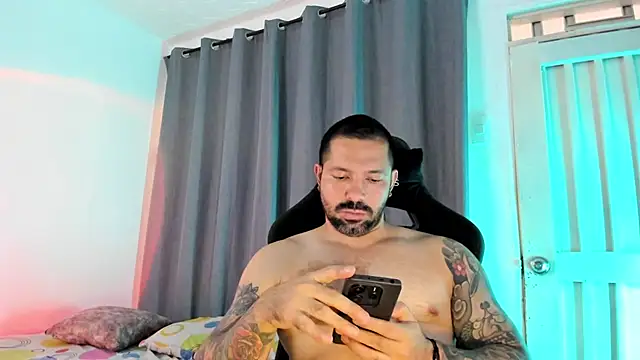 Snapshot of Pierre_Vidal chatting on August 4, 10:45 pm Pierre Vidal online show from August 4, 10:45 pm