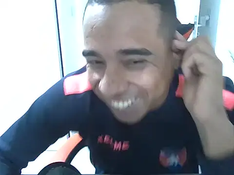 Snapshot of Juninho10c chatting on November 18, 12:16 am Juninho10c online show from November 18, 12:16 am