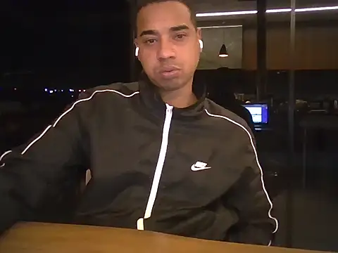 Snapshot of Juninho10c chatting on November 22, 5:06 am Juninho10c online show from November 22, 5:06 am