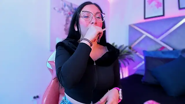 Snapshot of lucy_neil chatting on October 31, 2:34 am lucy neil online show from October 31, 2:34 am