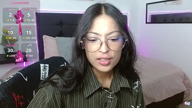 Snapshot of vaness_weet chatting on April 2, 8:28 pm vaness weet online show from April 2, 8:28 pm