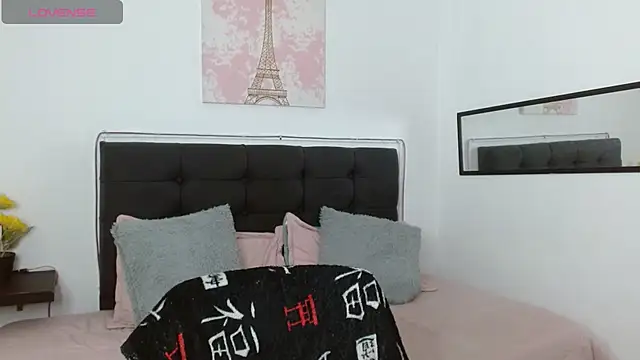 Snapshot of vaness_weet chatting on April 4, 8:39 pm vaness weet online show from April 4, 8:39 pm