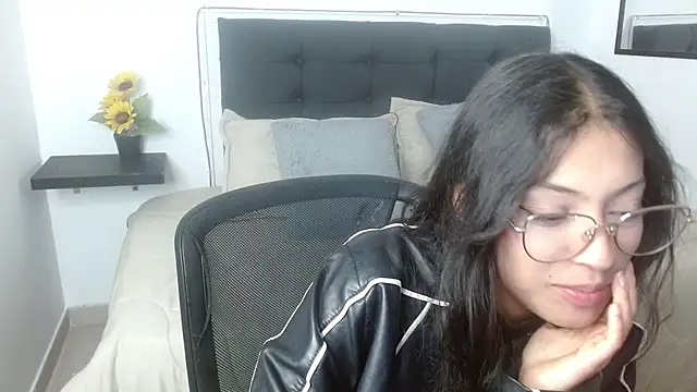 Snapshot of vaness_weet chatting on April 29, 8:15 pm vaness weet online show from April 29, 8:15 pm