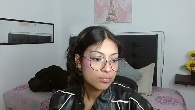 Snapshot of vaness_weet chatting on June 1, 8:32 pm vaness weet online show from June 1, 8:32 pm