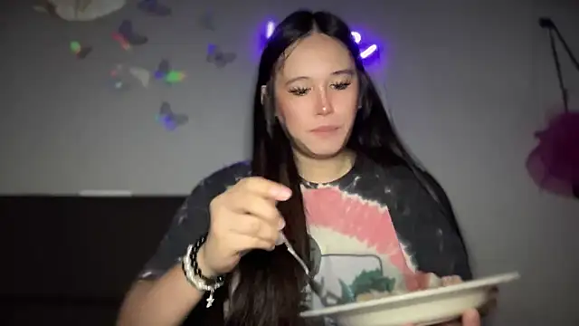 Snapshot of MeganTheRarest chatting on October 5, 4:33 am MeganTheRarest online show from October 5, 4:33 am