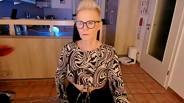 German Milf online show from December 18, 6:03 pm