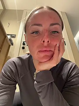 Snapshot of EmaSalis chatting on March 1, 4:42 pm EmaSalis online show from March 1, 4:42 pm