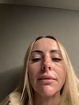 Snapshot of EmaSalis chatting on March 2, 8:21 am EmaSalis online show from March 2, 8:21 am