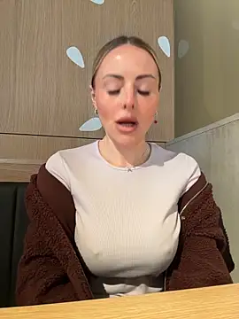 Snapshot of EmaSalis chatting on March 3, 10:54 am EmaSalis online show from March 3, 10:54 am