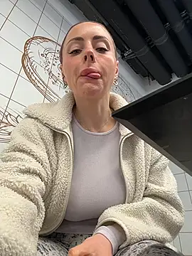 Snapshot of EmaSalis chatting on March 4, 8:31 am EmaSalis online show from March 4, 8:31 am