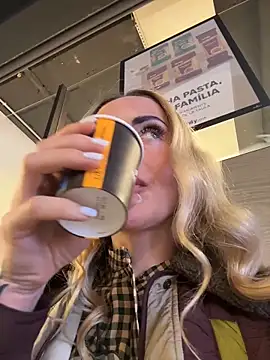 Snapshot of EmaSalis chatting on March 6, 8:22 am EmaSalis online show from March 6, 8:22 am