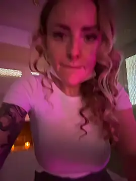 Snapshot of EmaSalis chatting on March 15, 9:04 am EmaSalis online show from March 15, 9:04 am