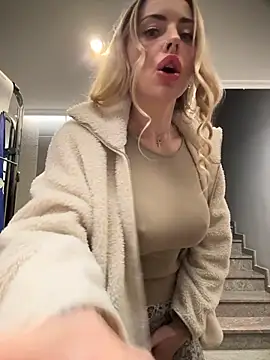 Snapshot of EmaSalis chatting on March 23, 8:18 am EmaSalis online show from March 23, 8:18 am