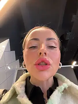 Snapshot of EmaSalis chatting on March 25, 8:09 am EmaSalis online show from March 25, 8:09 am