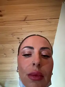 Snapshot of EmaSalis chatting on March 26, 10:32 am EmaSalis online show from March 26, 10:32 am