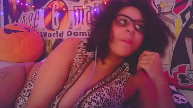 Snapshot of N1NT3NDH03 chatting on December 26, 7:35 am N1NT3NDH03 online show from December 26, 7:35 am