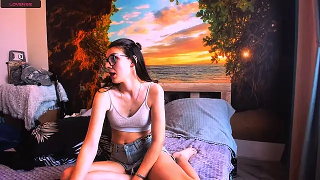 Snapshot of MollyLollipop chatting on February 5, 9:36 am MollyLollipop online show from February 5, 9:36 am