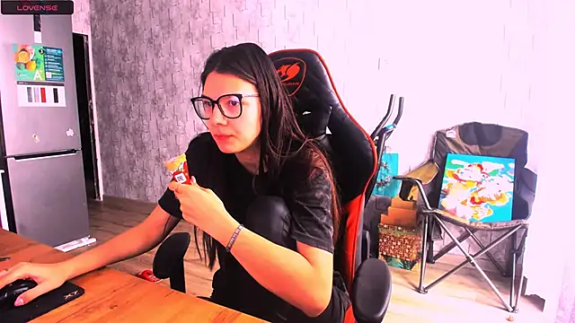 Snapshot of MollyLollipop chatting on March 11, 4:43 am MollyLollipop online show from March 11, 4:43 am