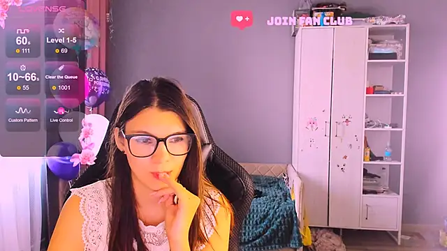 Snapshot of MollyLollipop chatting on October 29, 6:37 am MollyLollipop online show from October 29, 6:37 am