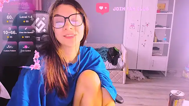 Snapshot of MollyLollipop chatting on October 30, 7:10 am MollyLollipop online show from October 30, 7:10 am