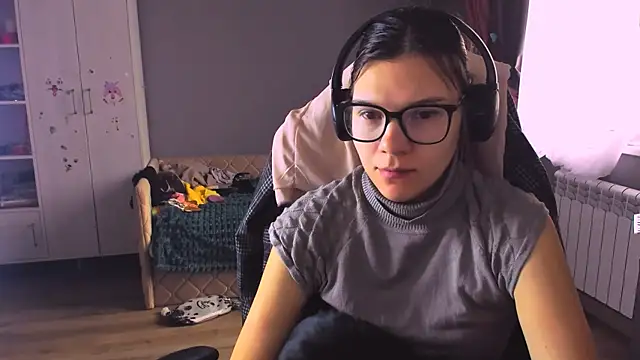 Snapshot of MollyLollipop chatting on December 4, 4:22 am MollyLollipop online show from December 4, 4:22 am