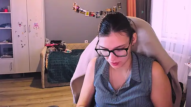 Snapshot of MollyLollipop chatting on December 15, 5:55 am MollyLollipop online show from December 15, 5:55 am