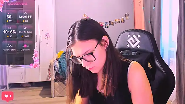 Snapshot of MollyLollipop chatting on December 19, 3:24 am MollyLollipop online show from December 19, 3:24 am