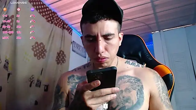 Snapshot of Adam_Hudsond chatting on November 23, 2:39 pm Adam Hudsond online show from November 23, 2:39 pm