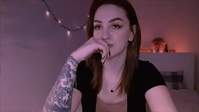 Snapshot of LilyFarey chatting on February 24, 6:36 pm LilyFarey online show from February 24, 6:36 pm