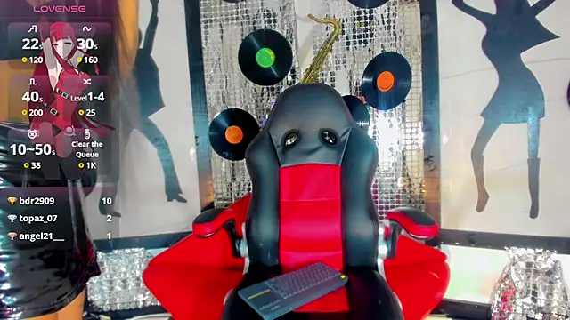 nickyminach  online show from December 17, 1:39 am