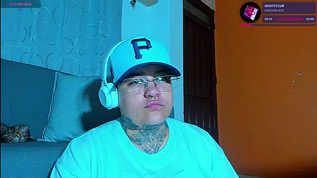 Snapshot of Techno_420_ chatting on November 3, 8:54 pm Techno 420  online show from November 3, 8:54 pm