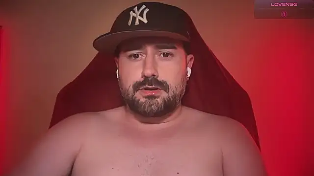 Snapshot of DominantTheo chatting on July 4, 4:18 am DominantTheo online show from July 4, 4:18 am