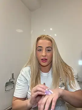 Snapshot of Strongqueen chatting on April 18, 6:01 pm Strongqueen online show from April 18, 6:01 pm