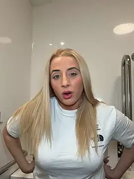 Snapshot of Strongqueen chatting on April 18, 7:18 pm Strongqueen online show from April 18, 7:18 pm