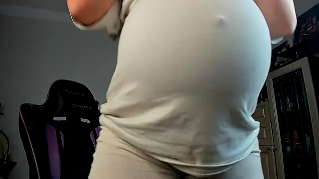 Snapshot of stella_vestal chatting on December 11, 4:07 am stella vestal online show from December 11, 4:07 am