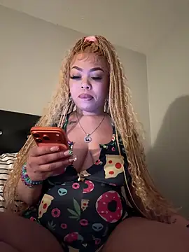 Snapshot of ThickAssRena chatting on April 27, 3:04 am ThickAssRena online show from April 27, 3:04 am