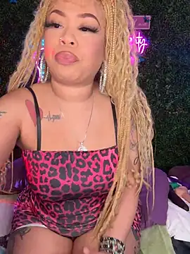 Snapshot of ThickAssRena chatting on May 16, 1:02 am ThickAssRena online show from May 16, 1:02 am