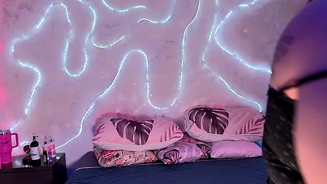 emmajohnss online show from December 17, 5:13 am